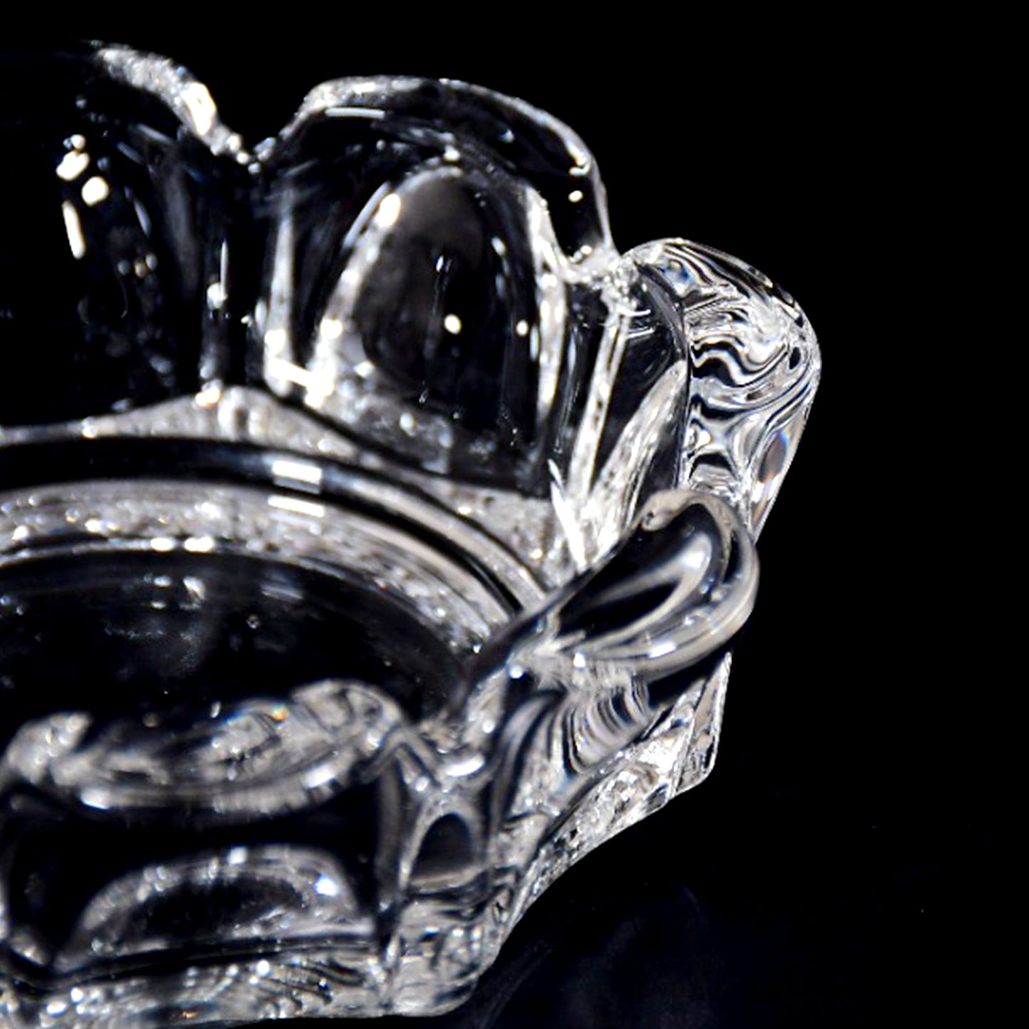 Crystal Glass Ashtray, Round, 11 x 4 x 11 cm, 4 Cigarette Slots, Heavy-Duty Design for Indoor and Outdoor Use
