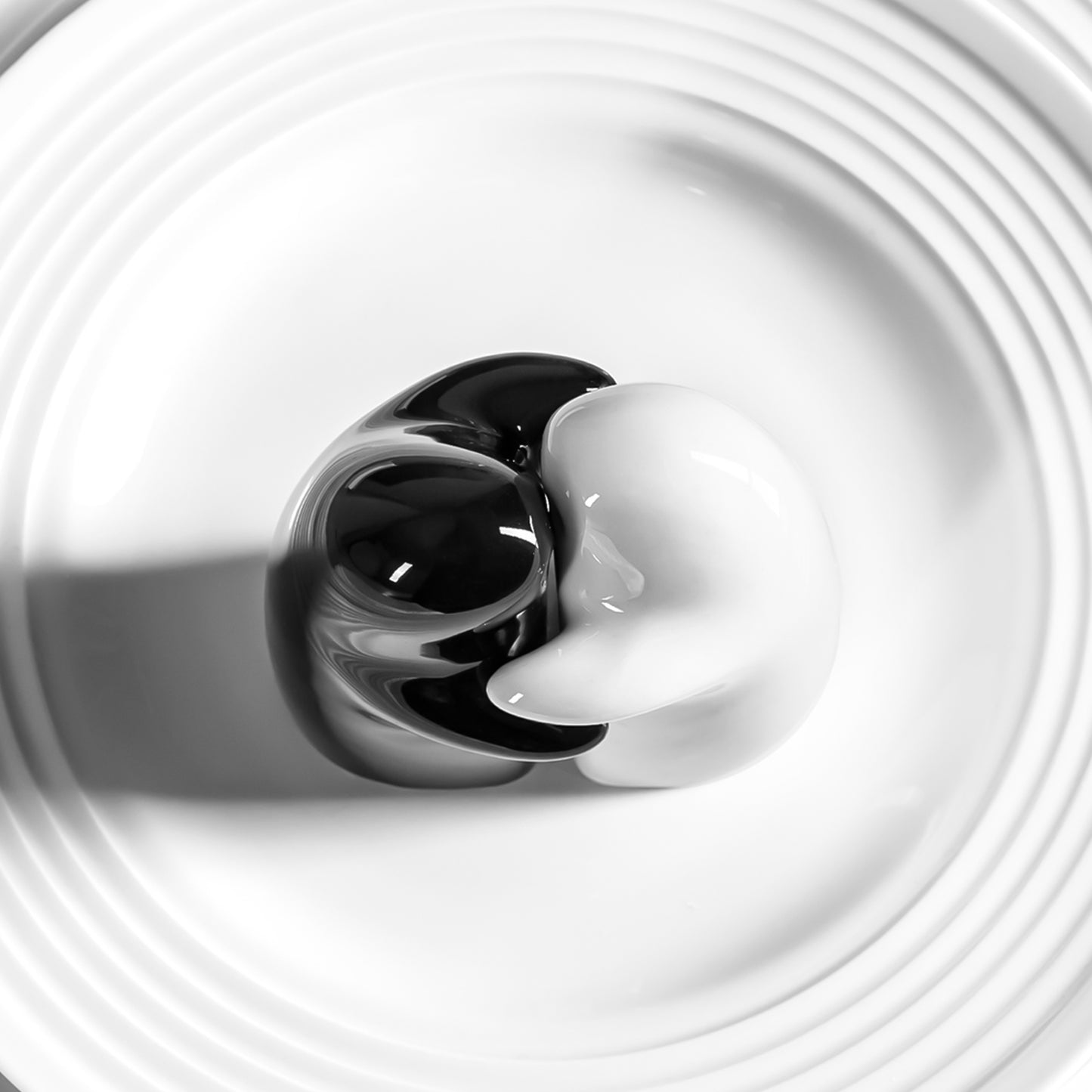 Plastic Salt and Pepper Shaker Set, Hugging Couple Design, Black and White, 2 Pieces