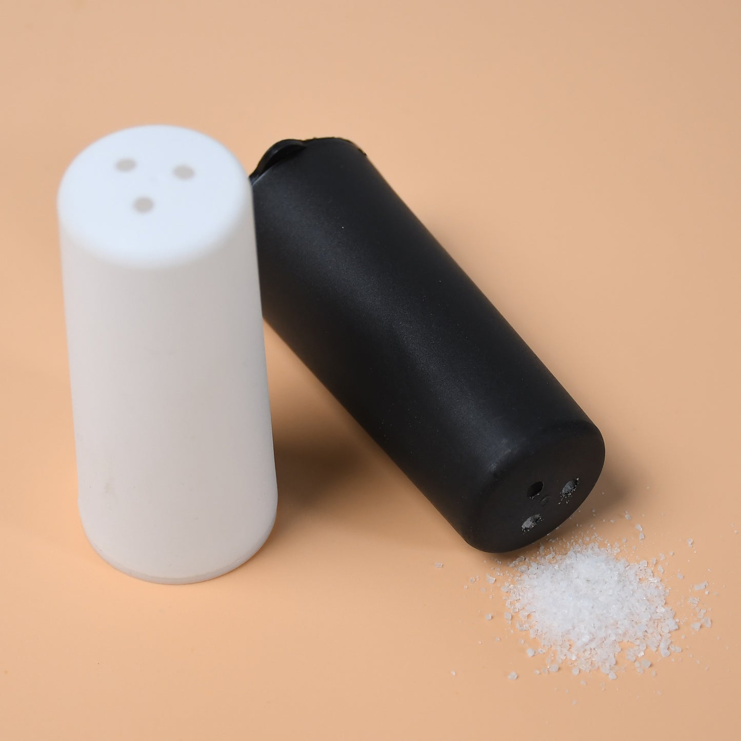 Salt and Pepper Dispenser Set, Black and White, 8 cm Height, Polycarbonate Material, Dishwasher Safe
